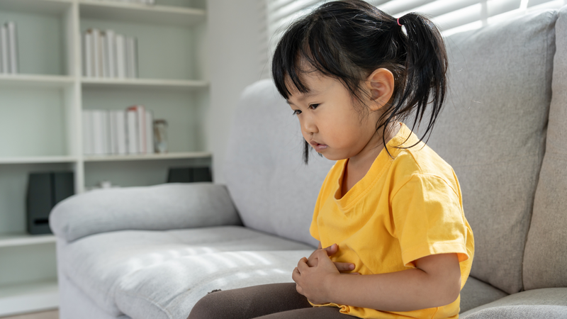 Một trong những triệu chứng của túi thừa Meckel là cơn đau mơ hồ, quặn thắt, thường khu trú quanh rốn
