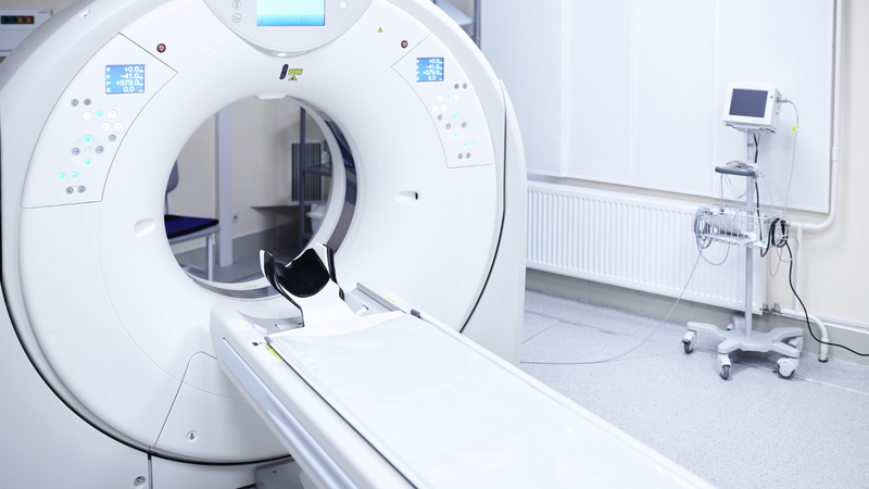 Chụp cắt lớp vi tính (CT scan) giúp phát hiện các biến chứng như tắc ruột hoặc viêm túi thừa