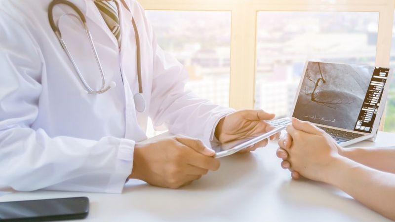 Việc điều trị hormone cần được theo dõi bởi bác sĩ để đảm bảo an toàn