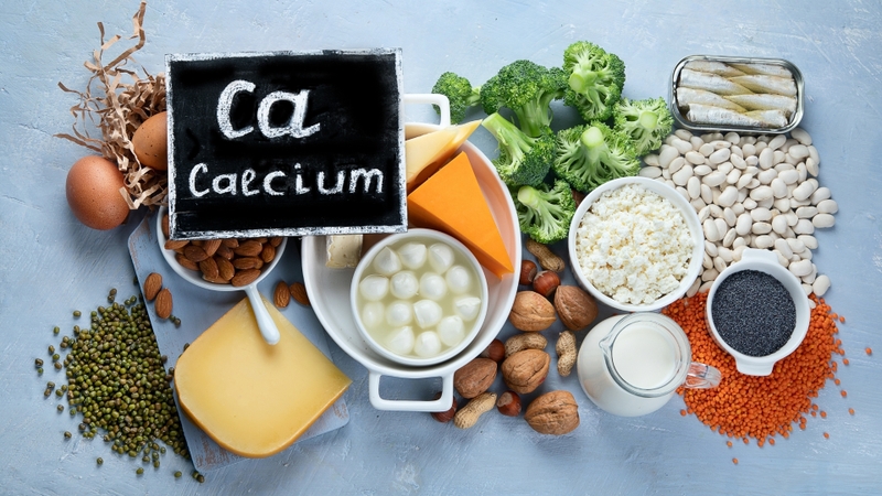 Trong lúc chờ được can thiệp y tế, có thể ăn hoặc uống các loại thực phẩm giàu canxi