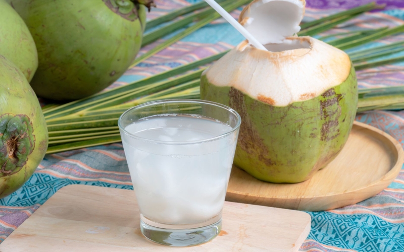 Bị tụt huyết áp uống nước dừa được không​ 1