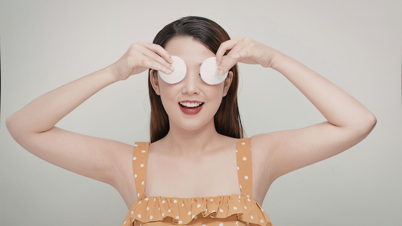 Tẩy trang kỹ vùng mắt sau mỗi lần trang điểm, đặc biệt là mascara và kẻ mắt