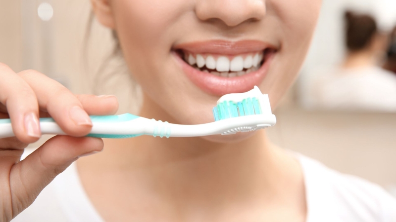 Đánh răng nhẹ nhàng bằng bàn chải lông mềm, vệ sinh lưỡi phù hợp