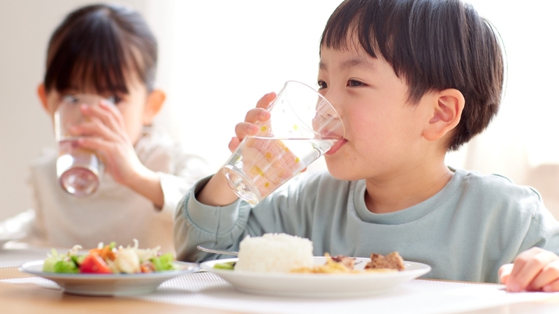 Ăn đủ chất, ngủ đủ và vận động phù hợp giúp trẻ tăng miễn dịch, kiểm soát virus