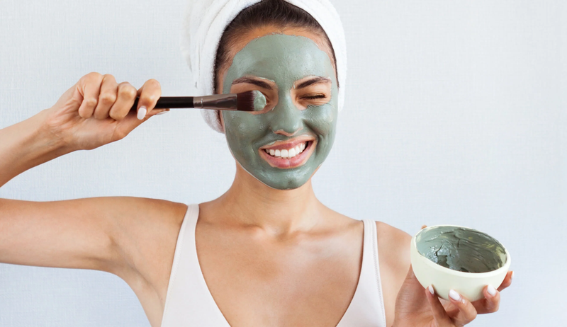 Đắp mặt nạ đất sét giúp làm sạch dầu thừa và mụn đầu đen hiệu quả