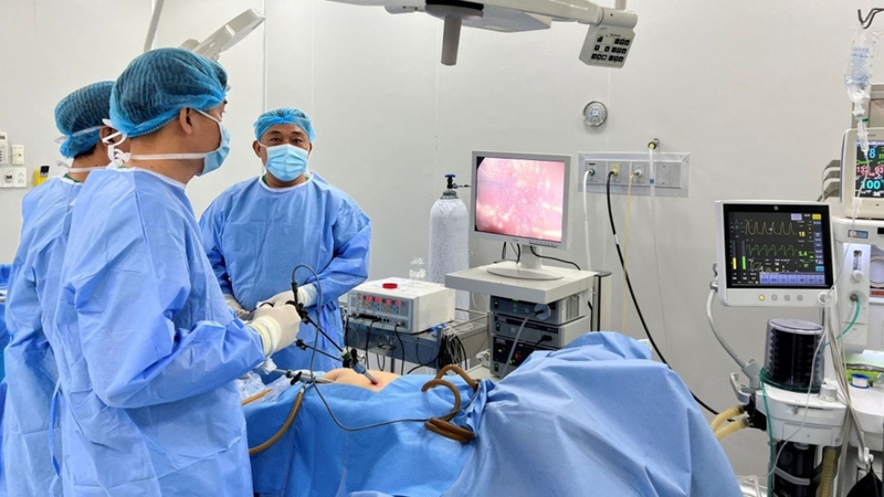 Phẫu thuật nội soi thường được chỉ định để ngừa biến chứng vỡ hoặc xoắn buồng trứng