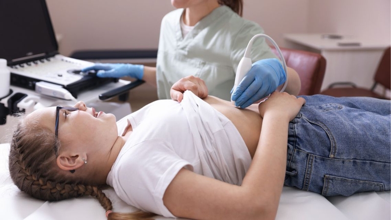 Cần đi khám ngay khi có dấu hiệu u nang buồng trứng ở nữ tuổi dậy thì