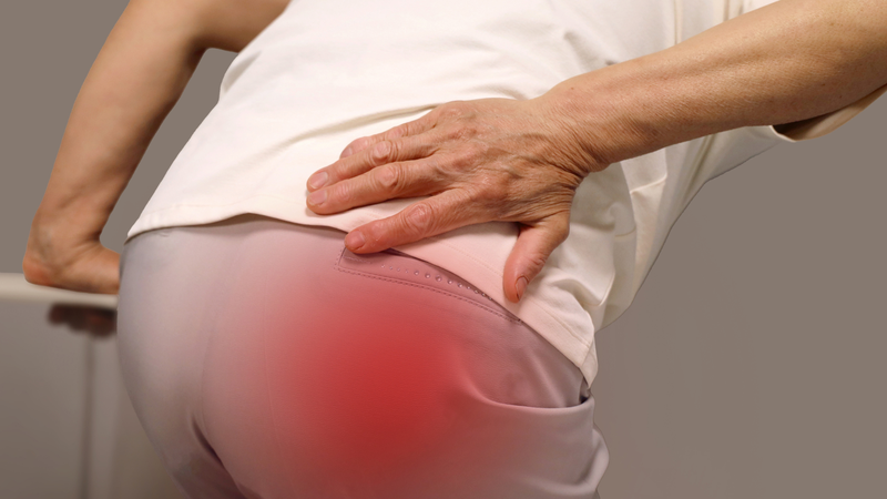 Người bị vấn đề ở ụ ngồi thường khó đứng lên sau khi ngồi lâu
