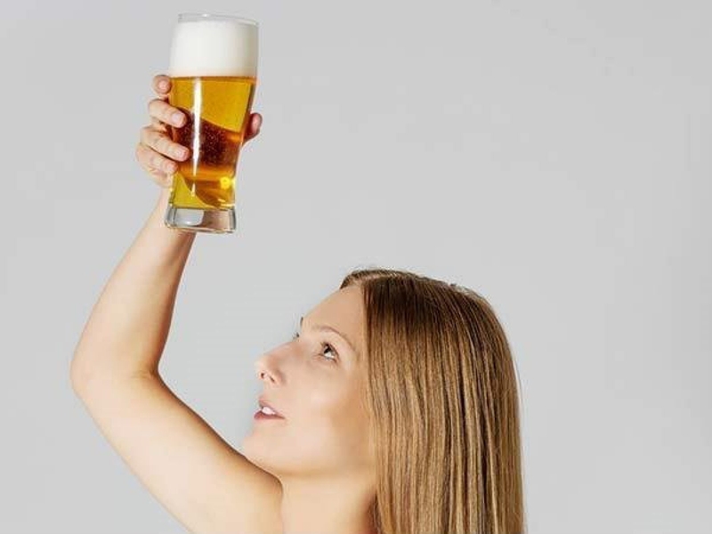 Các mẹo ủ tóc bằng bia giúp tóc khỏe mạnh, suôn mượt 1