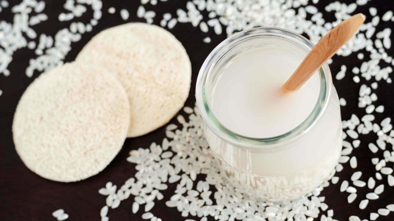 Ủ tóc bằng nước vo gạo: Giải pháp suôn mượt và kích thích mọc tóc 1