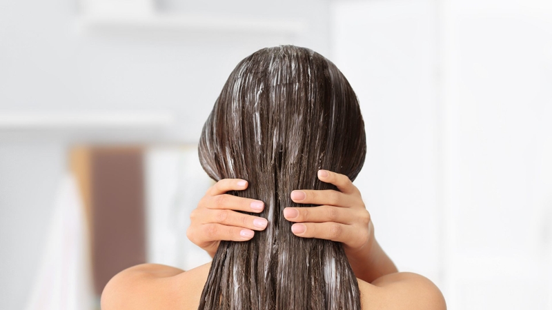 Thoa lên phần thân và đuôi tóc khô, tránh sát da đầu để hạn chế bết