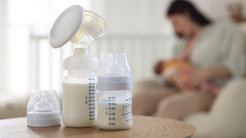 Sử dụng máy hút sữa để làm trống bầu ngực