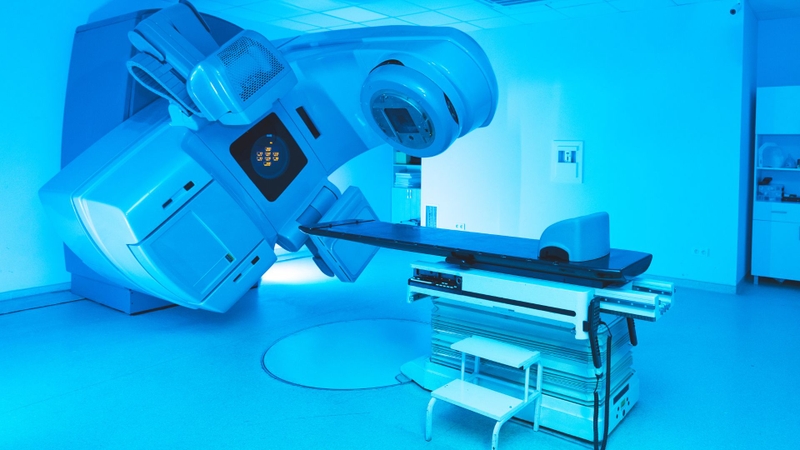 Liệu pháp tia xạ áp dụng khi tổn thương nằm ở vị trí khó phẫu thuật hoặc bệnh nhân không đủ điều kiện mổ