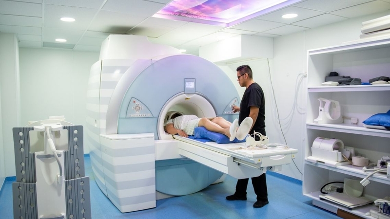 CT hoặc MRI gan hỗ trợ đánh giá kích thước, số lượng và mức độ lan rộng của khối u