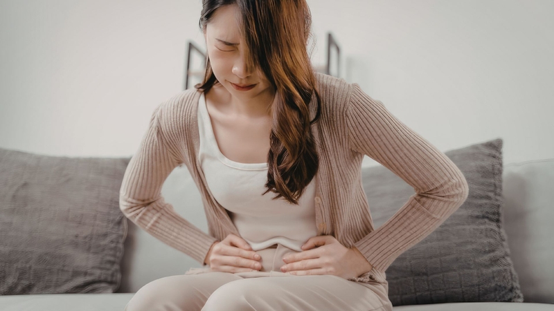 Đau vùng bụng dưới là một trong những dấu hiệu nhận biết ung thư cổ tử cung