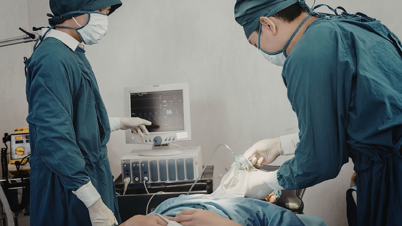 Phẫu thuật ít được áp dụng khi ung thư đã di căn rộng, nhưng vẫn có thể được chỉ định trong một số trường hợp đặc biệt để xử lý ổ di căn hoặc giảm biến chứng