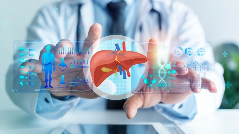 Bác sĩ đánh giá tình trạng khối u để xây dựng phác đồ điều trị phù hợp