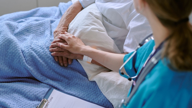 Lắng nghe, tôn trọng cảm xúc người bệnh