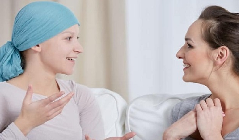 Thoải mái và cởi mở giúp đỡ bệnh nhân ung thư