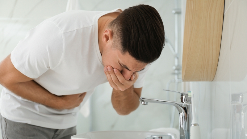 Buồn nôn là một triệu chứng phổ biến khi uống thuốc tẩy giun quá liều