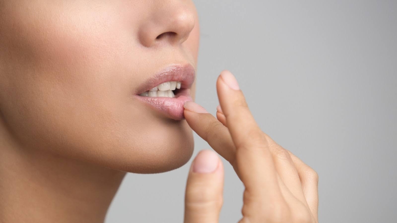 Thói quen uống cà phê có bị thâm môi không? Thức uống này có thể khiến môi tối màu hơn do nhiều yếu tố