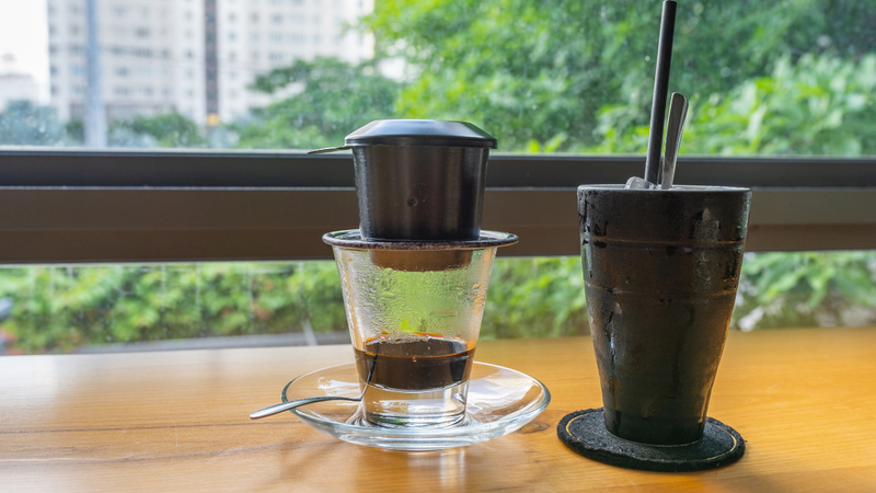 Ưu tiên cà phê pha phin giúp giữ lại một phần bã và tinh dầu cà phê