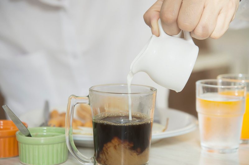 Cà phê đen có thể thưởng thức kèm với sữa tách kem để hương vị thêm dịu nhẹ