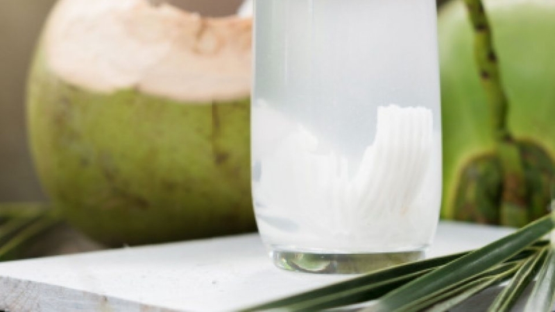 Một số thức uống như nước dừa có thể sử dụng thay cho cà phê 4