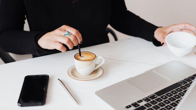 Uống cà phê sữa hòa tan kết hợp vận động tiêu hao năng lượng để không tăng cân