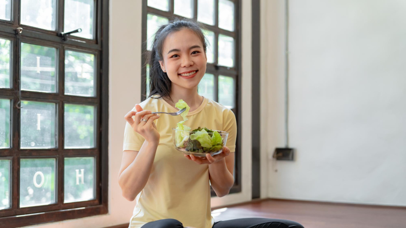 Ăn quá no sát giờ tập có thể gây đầy bụng, buồn nôn hoặc khó chịu