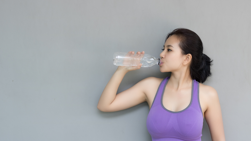 Uống đủ nước trước và trong khi vận động giúp đáp ứng nhu cầu cơ thể
