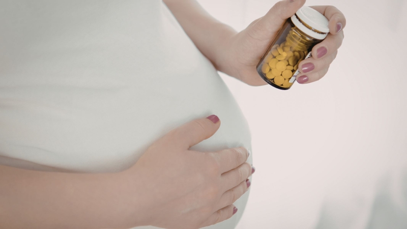 Uống elevit có cần uống thêm sắt không?