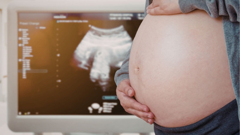 Elevit cung cấp vitamin và khoáng chất giúp hỗ trợ phát triển bình thường của thai nhi