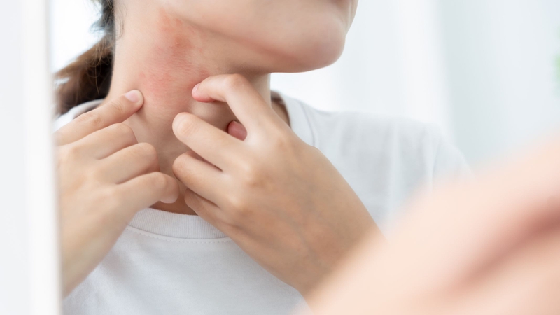 Nếu xuất hiện dấu hiệu bất thường, nên ngưng sử dụng Elevit và tham khảo ý kiến bác sĩ