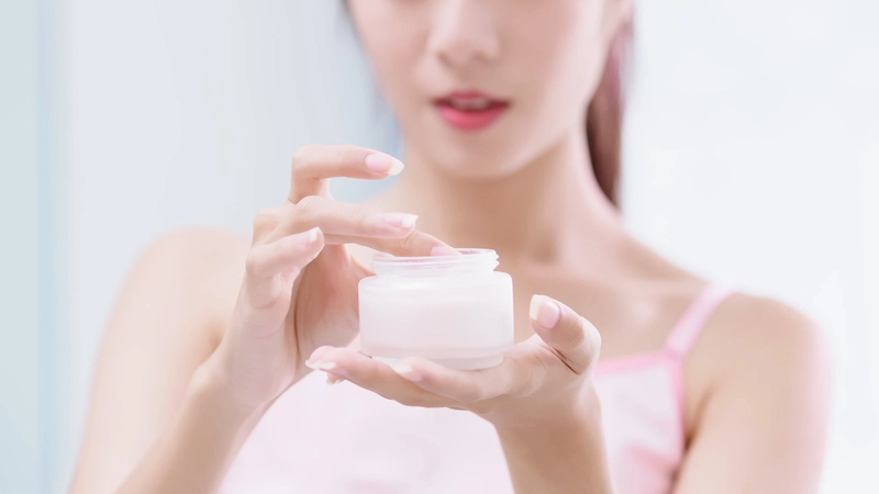 Nên ưu tiên dùng mỹ phẩm chứa vitamin E thay vì thoa trực tiếp vitamin E lên da mặt