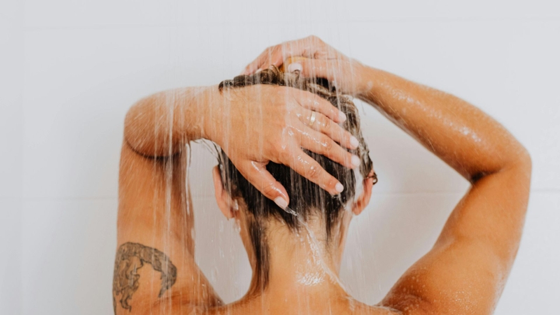 Vệ sinh thân thể chưa đúng cách là lý do khiến hôi nách dễ tái phát dù đã dùng thuốc