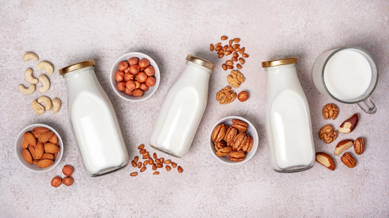 Các loại sữa hạt như đậu nành, hạnh nhân hay óc chó cung cấp chất béo không bão hòa và protein thực vật