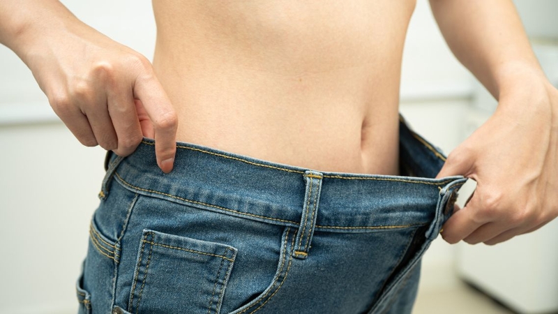 Uống thuốc kháng sinh có thể gây ra một số tác dụng phụ, gián tiếp gây sụt cân