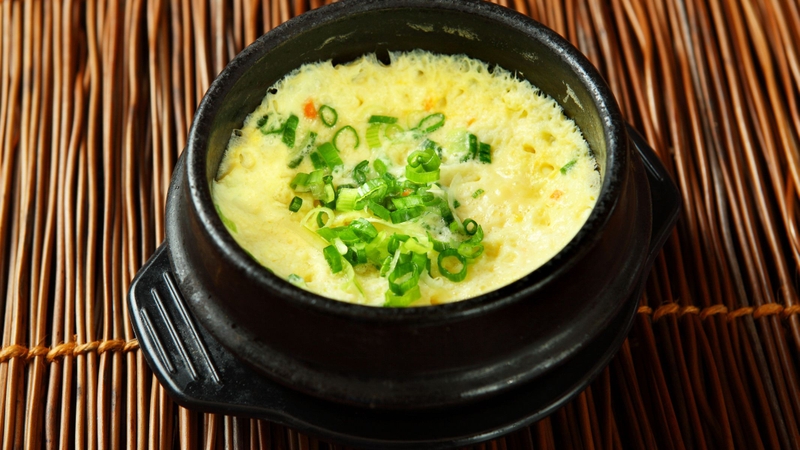 Hấp cách thủy sữa đặc, trứng gà và mật ong cung cấp năng lượng dồi dào và dễ dàng hấp thu dưỡng chất