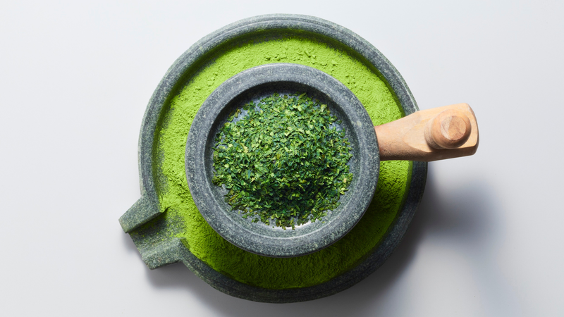 Matcha là bột trà xanh được nghiền mịn từ lá trà non, chứa nhiều chất chống oxy hóa và hoạt chất có lợi cho sức khỏe