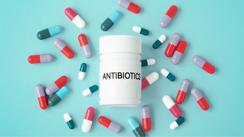 Người đang sử dụng kháng sinh không được uống men vi sinh