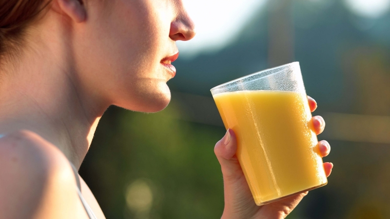 Kết hợp nước dừa với nghệ tươi giúp thải độc, thanh lọc cơ thể và hỗ trợ chức năng gan thận