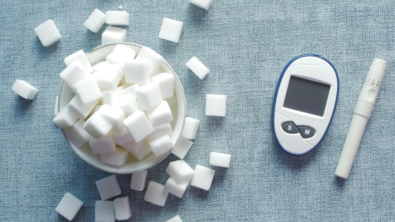 Dây thìa canh có thể hỗ trợ kiểm soát tiểu đường bằng cách giảm hấp thu đường và kích thích insulin