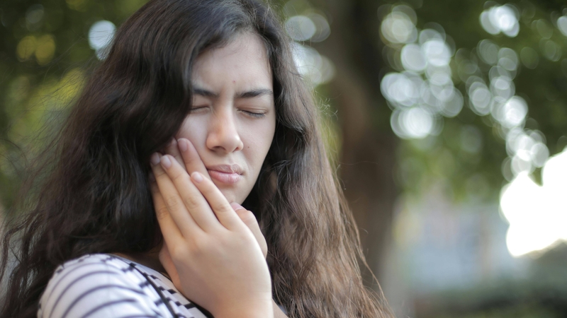 Người có vấn đề răng miệng nên hạn chế uống nước cam mỗi ngày