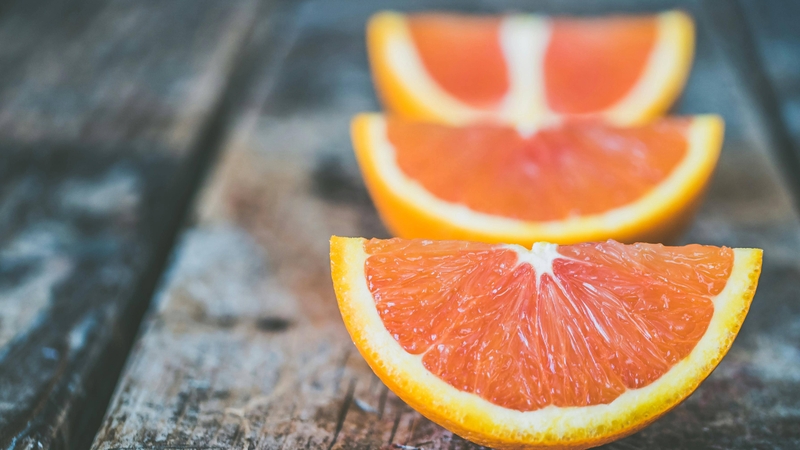 Nên ưu tiên ăn cam nguyên quả và chỉ sử dụng nước cam với lượng vừa phải