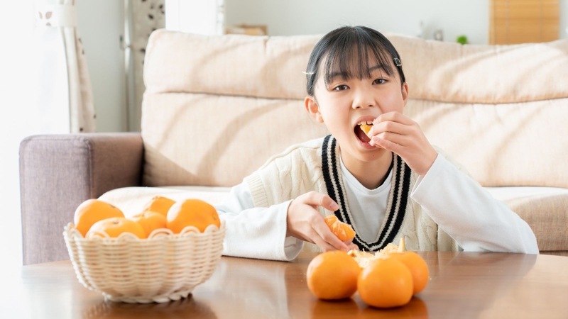 So với nước ép, ăn trực tiếp múi cam giúp giữ lại lượng chất xơ tự nhiên