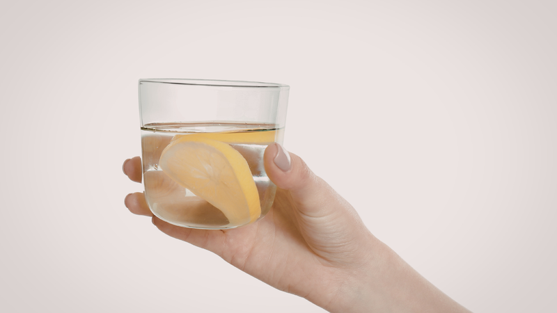 Uống nước chanh giúp giảm đầy hơi trong một số trường hợp nhẹ nhờ khả năng hỗ trợ tiêu hóa