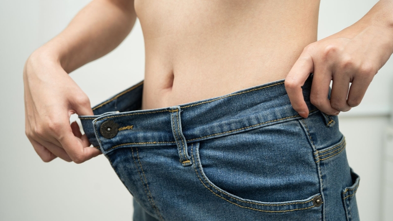 Nước chanh gừng giúp hỗ trợ giảm cân nhờ kích thích hoạt động của hệ tiêu hóa và hỗ trợ cơ thể loại bỏ các chất dư thừa