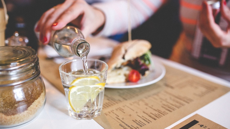 Không nên uống nước chanh gừng khi bụng quá đói, đặc biệt với người có tiền sử viêm loét dạ dày hoặc trào ngược