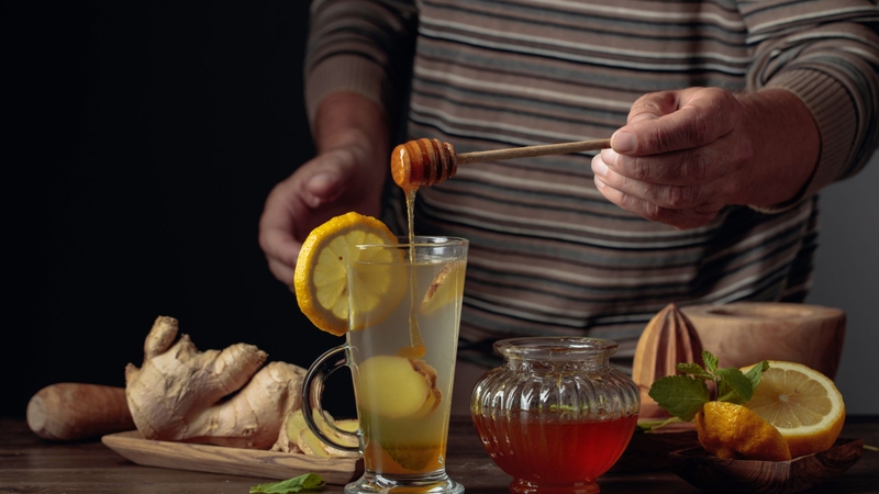 Nên uống nước chanh gừng mật ong sau bữa ăn tối khoảng 1,5-2 giờ và trước khi ngủ từ 30 phút đến 1 giờ